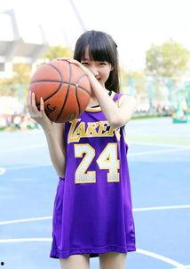 打篮球的女生网红吃瓜,揭秘网红圈幕后趣事！”