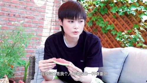 吃瓜的网瘾少女,揭秘网络世界的青春轨迹